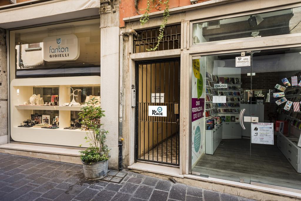 Myplace Piazza Dei Signori Apartments เตรวิโซ ภายนอก รูปภาพ